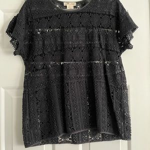 EUC LILI’s CLOSET Size M blk crochet lace s/s top from Anthropology